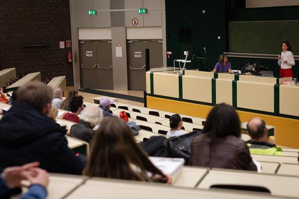 VIENNA ART WEEK 2025: Lisa Großkopf &amp; Nina Bauer &quot;How to Make It As An Artist In 50 Minutes (akademische Viertelstunde inklusive)&quot; (Audi Max @ WEST, 8.11. &amp; 9.11.2025) Foto: eSeL.at - Lorenz Seidler