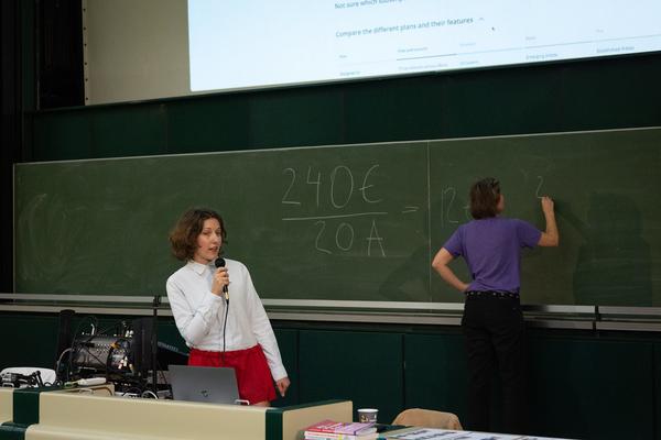 VIENNA ART WEEK 2025: Lisa Großkopf &amp; Nina Bauer &quot;How to Make It As An Artist In 50 Minutes (akademische Viertelstunde inklusive)&quot; (Audi Max @ WEST, 8.11. &amp; 9.11.2025) Foto: eSeL.at - Lorenz Seidler