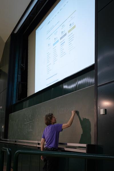 VIENNA ART WEEK 2025: Lisa Großkopf &amp; Nina Bauer &quot;How to Make It As An Artist In 50 Minutes (akademische Viertelstunde inklusive)&quot; (Audi Max @ WEST, 8.11. &amp; 9.11.2025) Foto: eSeL.at - Lorenz Seidler