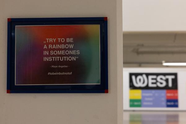 VIENNA ART WEEK 2025: Lisa Großkopf &amp; Nina Bauer &quot;How to Make It As An Artist In 50 Minutes (akademische Viertelstunde inklusive)&quot; (Audi Max @ WEST, 8.11. &amp; 9.11.2025) Foto: eSeL.at - Lorenz Seidler