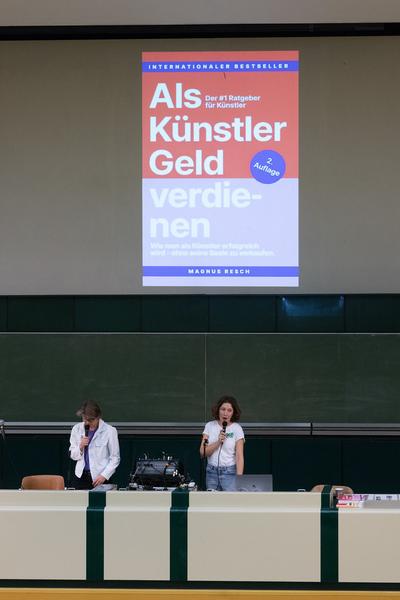 VIENNA ART WEEK 2025: Lisa Großkopf &amp; Nina Bauer "How to Make It As An Artist In 50 Minutes (akademische Viertelstunde inklusive)" (Audi Max @ WEST, 8.11. &amp; 9.11.2025) Foto: eSeL.at - Lorenz Seidler