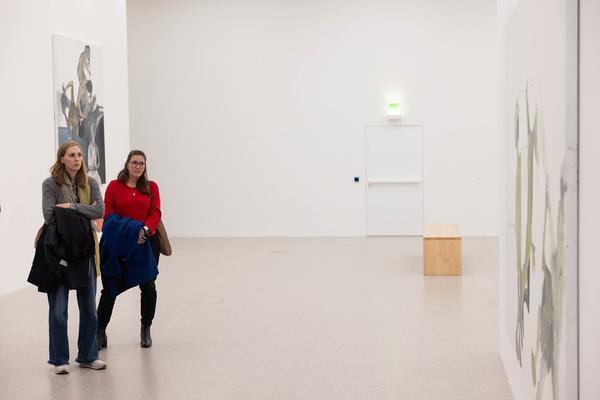 VIENNA ART WEEK: Ausstellungsrundgang Tobias Pils mit Manuela Ammer (mumok, 13.11.2025) Foto: eSeL.at - Lorenz Seidler