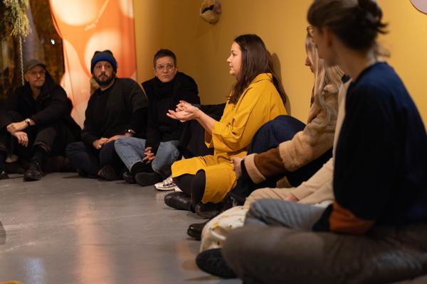 &quot;Licking Licking Stones&quot; Workshop mit Fuzzy Earth (Tekla Gedeon &amp; Sebastian Geschanes (Kunst Haus Wien, 14.11.2025) Foto: eSeL.at - Lorenz Seidler