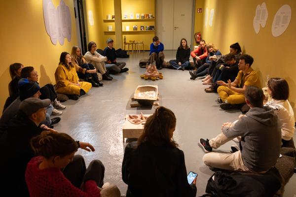 &quot;Licking Licking Stones&quot; Workshop mit Fuzzy Earth (Tekla Gedeon &amp; Sebastian Geschanes (Kunst Haus Wien, 14.11.2025) Foto: eSeL.at - Lorenz Seidler