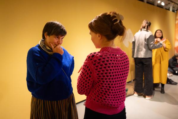 &quot;Licking Licking Stones&quot; Workshop mit Fuzzy Earth (Tekla Gedeon &amp; Sebastian Geschanes (Kunst Haus Wien, 14.11.2025) Foto: eSeL.at - Lorenz Seidler