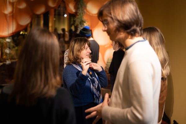 &quot;Licking Licking Stones&quot; Workshop mit Fuzzy Earth (Tekla Gedeon &amp; Sebastian Geschanes (Kunst Haus Wien, 14.11.2025) Foto: eSeL.at - Lorenz Seidler