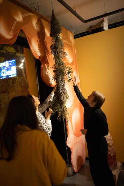 &quot;Licking Licking Stones&quot; Workshop mit Fuzzy Earth (Tekla Gedeon &amp; Sebastian Geschanes (Kunst Haus Wien, 14.11.2025) Foto: eSeL.at - Lorenz Seidler