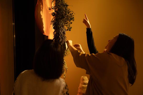 &quot;Licking Licking Stones&quot; Workshop mit Fuzzy Earth (Tekla Gedeon &amp; Sebastian Geschanes (Kunst Haus Wien, 14.11.2025) Foto: eSeL.at - Lorenz Seidler