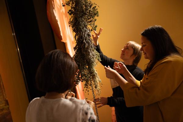 &quot;Licking Licking Stones&quot; Workshop mit Fuzzy Earth (Tekla Gedeon &amp; Sebastian Geschanes (Kunst Haus Wien, 14.11.2025) Foto: eSeL.at - Lorenz Seidler