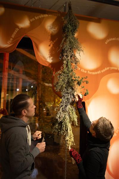 &quot;Licking Licking Stones&quot; Workshop mit Fuzzy Earth (Tekla Gedeon &amp; Sebastian Geschanes (Kunst Haus Wien, 14.11.2025) Foto: eSeL.at - Lorenz Seidler