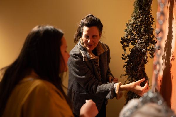 &quot;Licking Licking Stones&quot; Workshop mit Fuzzy Earth (Tekla Gedeon &amp; Sebastian Geschanes (Kunst Haus Wien, 14.11.2025) Foto: eSeL.at - Lorenz Seidler