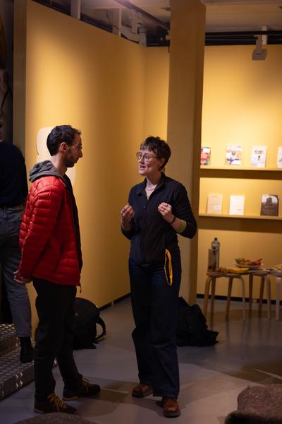 &quot;Licking Licking Stones&quot; Workshop mit Fuzzy Earth (Tekla Gedeon &amp; Sebastian Geschanes (Kunst Haus Wien, 14.11.2025) Foto: eSeL.at - Lorenz Seidler