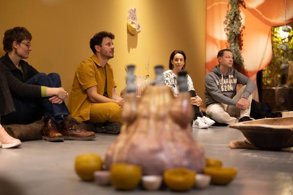 "Licking Licking Stones" Workshop mit Fuzzy Earth (Tekla Gedeon &amp; Sebastian Geschanes (Kunst Haus Wien, 14.11.2025) Foto: eSeL.at - Lorenz Seidler