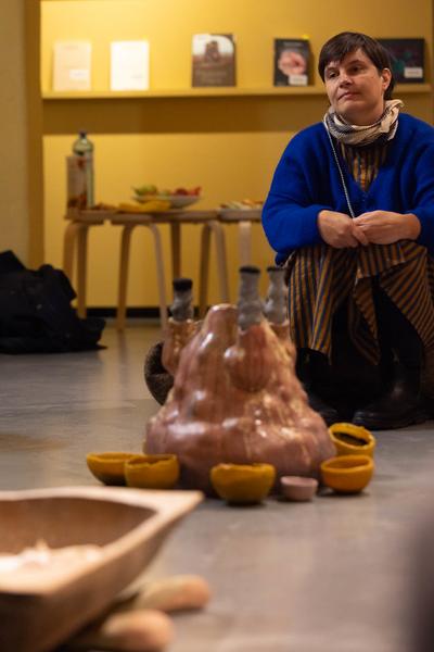 "Licking Licking Stones" Workshop mit Fuzzy Earth (Tekla Gedeon &amp; Sebastian Geschanes (Kunst Haus Wien, 14.11.2025) Foto: eSeL.at - Lorenz Seidler