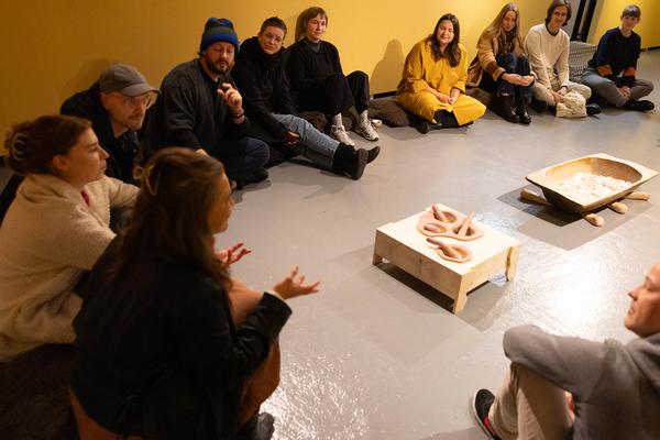 "Licking Licking Stones" Workshop mit Fuzzy Earth (Tekla Gedeon &amp; Sebastian Geschanes (Kunst Haus Wien, 14.11.2025) Foto: eSeL.at - Lorenz Seidler