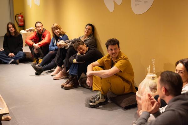 "Licking Licking Stones" Workshop mit Fuzzy Earth (Tekla Gedeon &amp; Sebastian Geschanes (Kunst Haus Wien, 14.11.2025) Foto: eSeL.at - Lorenz Seidler