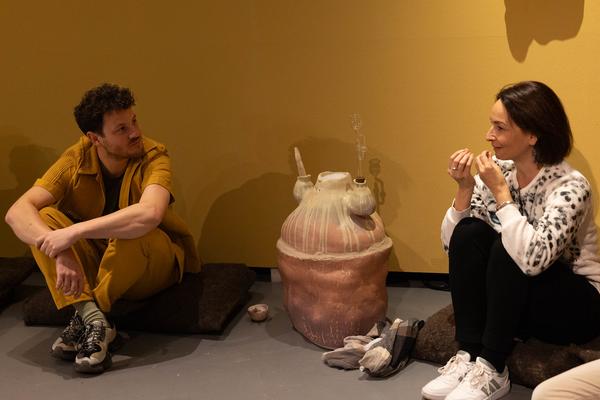 "Licking Licking Stones" Workshop mit Fuzzy Earth (Tekla Gedeon &amp; Sebastian Geschanes (Kunst Haus Wien, 14.11.2025) Foto: eSeL.at - Lorenz Seidler