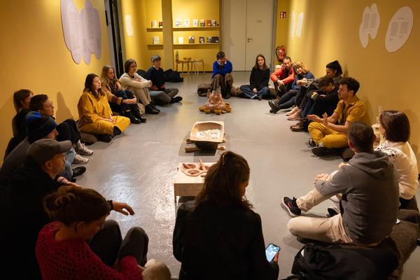 "Licking Licking Stones" Workshop mit Fuzzy Earth (Tekla Gedeon &amp; Sebastian Geschanes (Kunst Haus Wien, 14.11.2025) Foto: eSeL.at - Lorenz Seidler