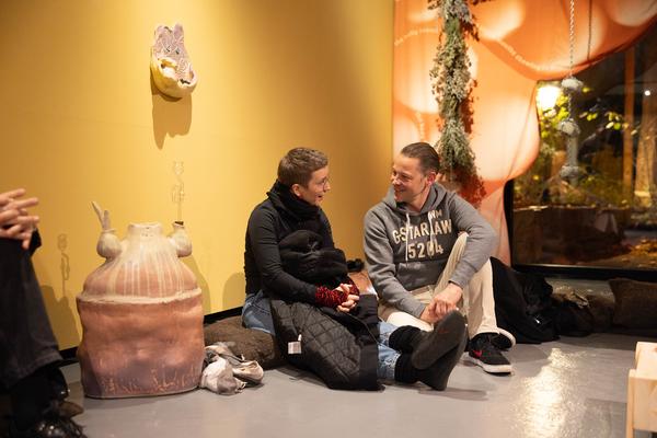 "Licking Licking Stones" Workshop mit Fuzzy Earth (Tekla Gedeon &amp; Sebastian Geschanes (Kunst Haus Wien, 14.11.2025) Foto: eSeL.at - Lorenz Seidler