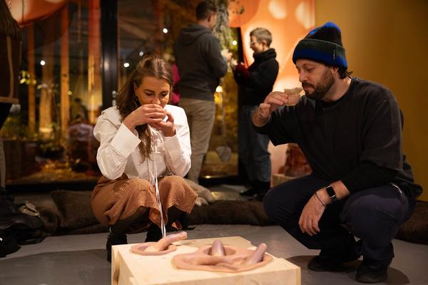 "Licking Licking Stones" Workshop mit Fuzzy Earth (Tekla Gedeon &amp; Sebastian Geschanes (Kunst Haus Wien, 14.11.2025) Foto: eSeL.at - Lorenz Seidler