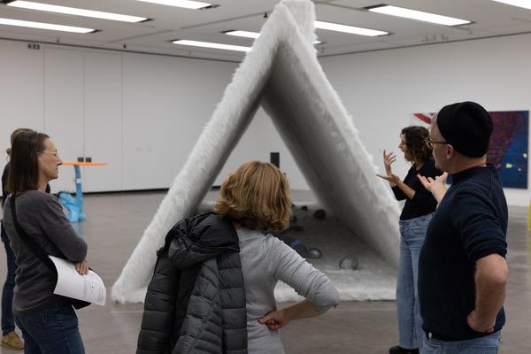VIENNA ART WEEK für ALLE: Überblicksführung Gebärdensprache Guan Xiao "Teenager" (Kunsthalle Wien, 11.11.2025) Foto: eSeL.at - Lorenz Seidler
