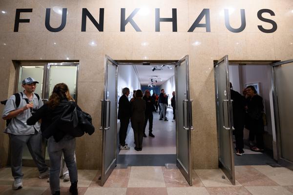 VIENNA ART WEEK 2025 Eröffnung (&quot;House of Learning Systems&quot; / Funkhaus, 07.11.2025) Foto: eSeL.at - Joanna Pianka