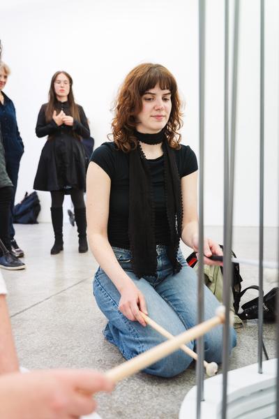 Participatory Sound Performance with Viktoria Morgenstern (Galerie3 Wien, 30.04.2026) Foto: eSeL.at - Robert Puteanu