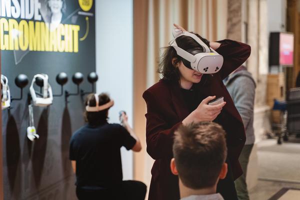 Virtual Reality statt Geschichtsbuch?
Chancen und Grenzen digitaler Holocaust-Vermittlung (Haus der Geschichte Österreich, 22.01.2026) Foto: eSeL.at - Robert Puteanu