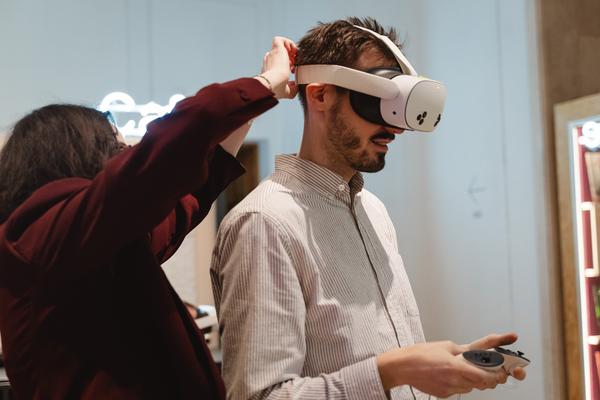 Virtual Reality statt Geschichtsbuch?
Chancen und Grenzen digitaler Holocaust-Vermittlung (Haus der Geschichte Österreich, 22.01.2026) Foto: eSeL.at - Robert Puteanu