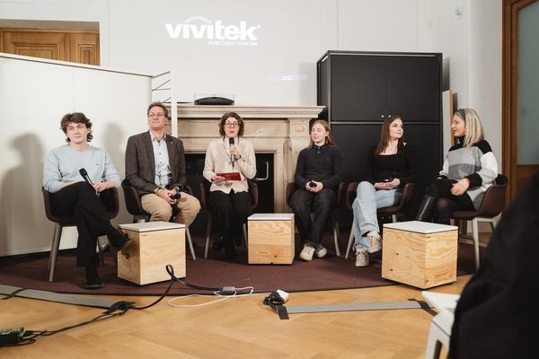 Virtual Reality statt Geschichtsbuch?
Chancen und Grenzen digitaler Holocaust-Vermittlung (Haus der Geschichte Österreich, 22.01.2026) Foto: eSeL.at - Robert Puteanu
