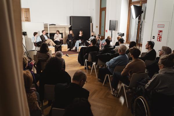 Virtual Reality statt Geschichtsbuch?
Chancen und Grenzen digitaler Holocaust-Vermittlung (Haus der Geschichte Österreich, 22.01.2026) Foto: eSeL.at - Robert Puteanu