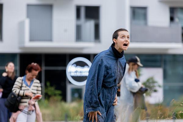 Claudia Bosse "Wasteland dream/s" (Brache / Hauptbahnhof, 18.7.2025) Foto: ouriel morgensztern