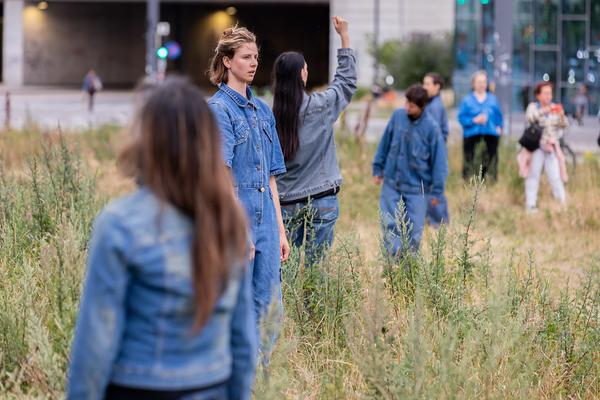 Claudia Bosse "Wasteland dream/s" (Brache / Hauptbahnhof, 18.7.2025) Foto: ouriel morgensztern