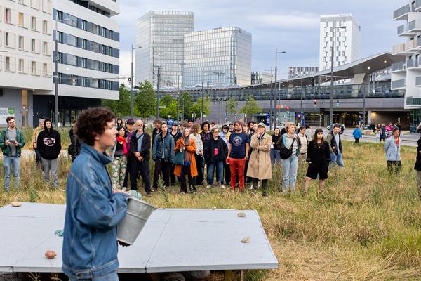 Claudia Bosse "Wasteland dream/s" (Brache / Hauptbahnhof, 18.7.2025) Foto: eSeL.at - Ouriel Morgensztern