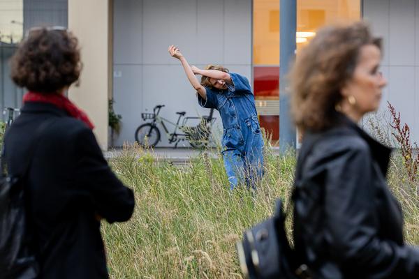 Claudia Bosse "Wasteland dream/s" (Brache / Hauptbahnhof, 18.7.2025) Foto: eSeL.at - Ouriel Morgensztern