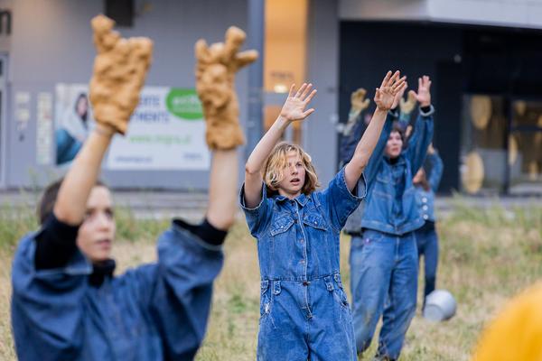 Belvedere 21 Sommerfest: Claudia Bosse "Wasteland dream/s" (Brache / Hauptbahnhof, 18.7.2025) Foto: eSeL.at - Ouriel Morgensztern