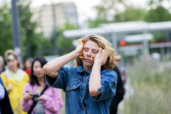 Belvedere 21 Sommerfest: Claudia Bosse "Wasteland dream/s" (Brache / Hauptbahnhof, 18.7.2025) Foto: eSeL.at - Ouriel Morgensztern
