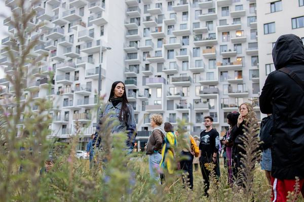 Belvedere 21 Sommerfest: Claudia Bosse "Wasteland dream/s" (Brache / Hauptbahnhof, 18.7.2025) Foto: eSeL.at - Ouriel Morgensztern