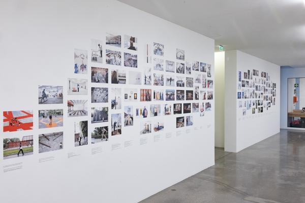 Garderobengestaltung feat. B21-Collage by eSeL (Belvedere 21, seit 27.1.2026) Foto: eSeL.at - Lorenz Seidler