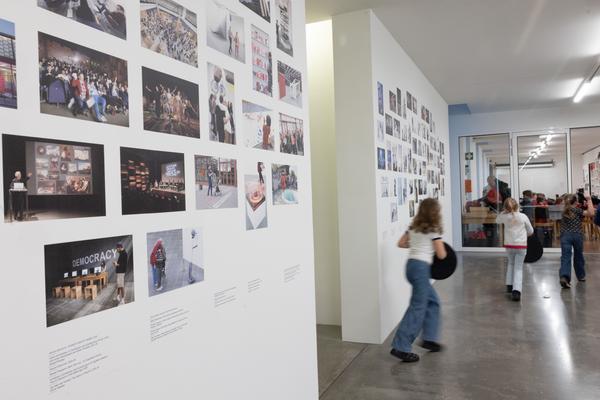 Garderobengestaltung feat. B21-Collage by eSeL (Belvedere 21, seit 27.1.2026) Foto: eSeL.at - Lorenz Seidler