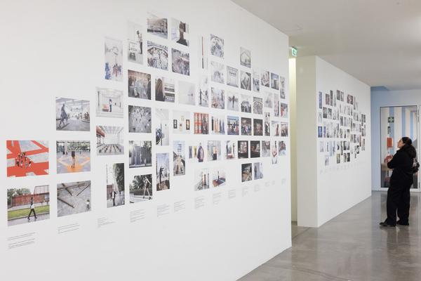 Garderobengestaltung feat. B21-Collage by eSeL (Belvedere 21, seit 27.1.2026) Foto: eSeL.at - Lorenz Seidler