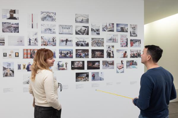 Garderobengestaltung feat. B21-Collage by eSeL (Belvedere 21, seit 27.1.2026) Foto: eSeL.at - Lorenz Seidler