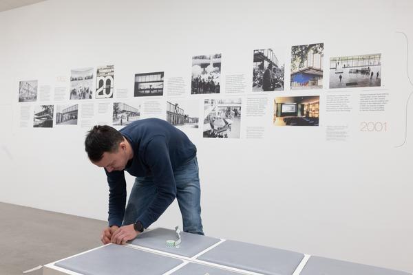 Garderobengestaltung feat. B21-Collage by eSeL (Belvedere 21, seit 27.1.2026) Foto: eSeL.at - Lorenz Seidler