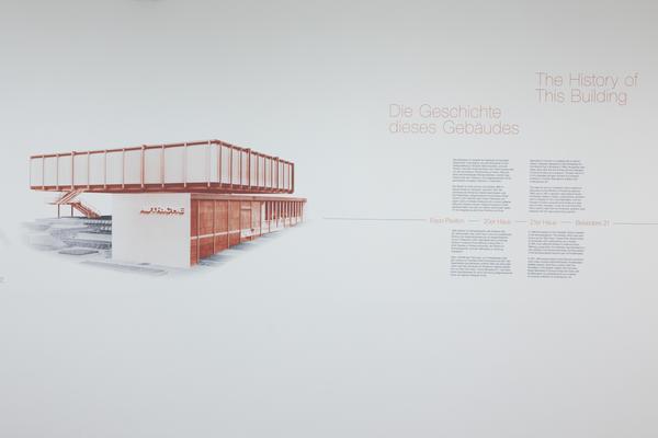 Garderobengestaltung feat. B21-Collage by eSeL (Belvedere 21, seit 27.1.2026) Foto: eSeL.at - Lorenz Seidler