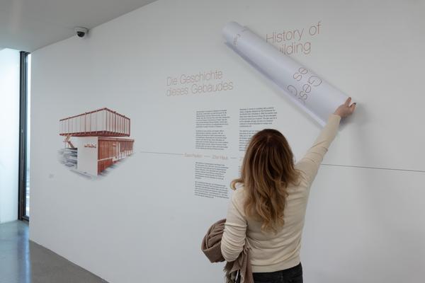 Garderobengestaltung feat. B21-Collage by eSeL (Belvedere 21, seit 27.1.2026) Foto: eSeL.at - Lorenz Seidler