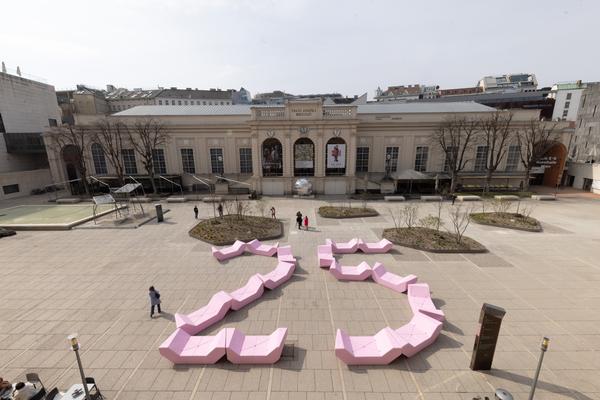 MQ Jubiläum Enzis: Punschkrapferlrosa  (MuseumsQuartier Wien, seit 24.3.2026) Foto: eSeL.at - Lorenz Seidler