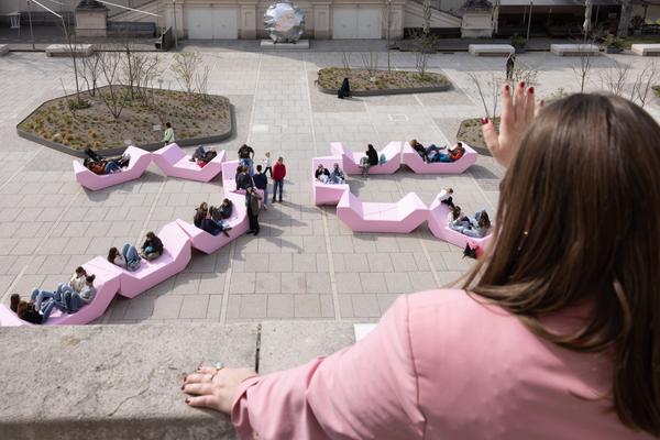 MQ Jubiläum Enzis: Punschkrapferlrosa  (MuseumsQuartier Wien, seit 24.3.2026) Foto: eSeL.at - Lorenz Seidler