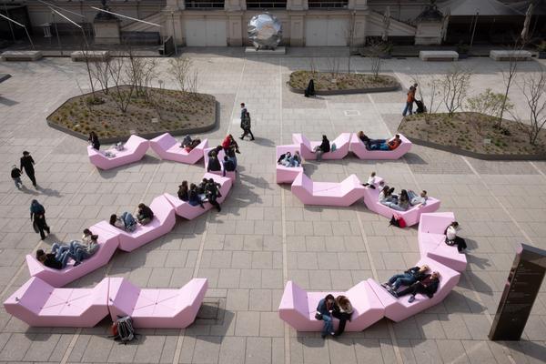 MQ Jubiläum Enzis: Punschkrapferlrosa  (MuseumsQuartier Wien, seit 24.3.2026) Foto: eSeL.at - Lorenz Seidler