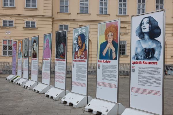 Women Against War (MQ Vorplatz, 9.12.2025 - 31.1.2026) Foto: eSeL.at - Lorenz Seidler