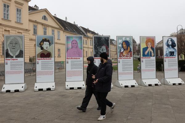 Women Against War (MQ Vorplatz, 9.12.2025 - 31.1.2026) Foto: eSeL.at - Lorenz Seidler